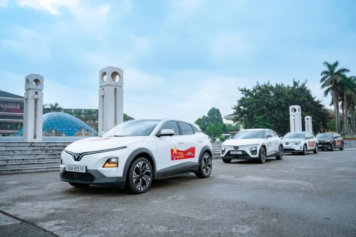 Dàn xe VinFast VF 6 và VF 7 màu trắng xếp hàng