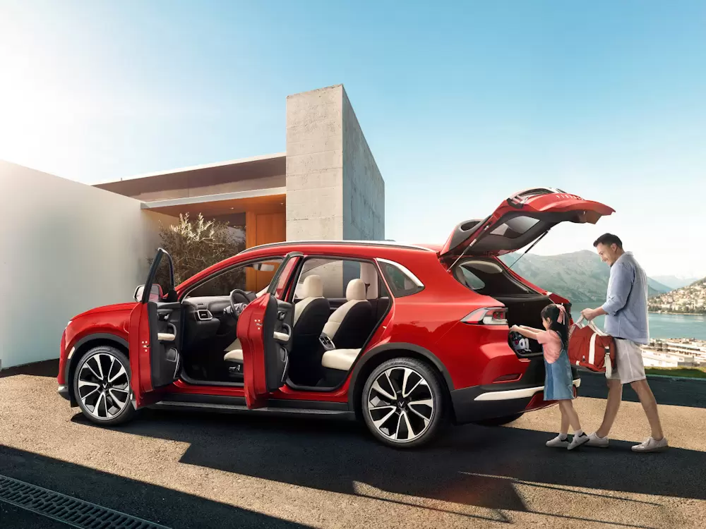 Xe điện SUV VinFast VF 8 màu đỏ mở khoang hành lý rộng rãi