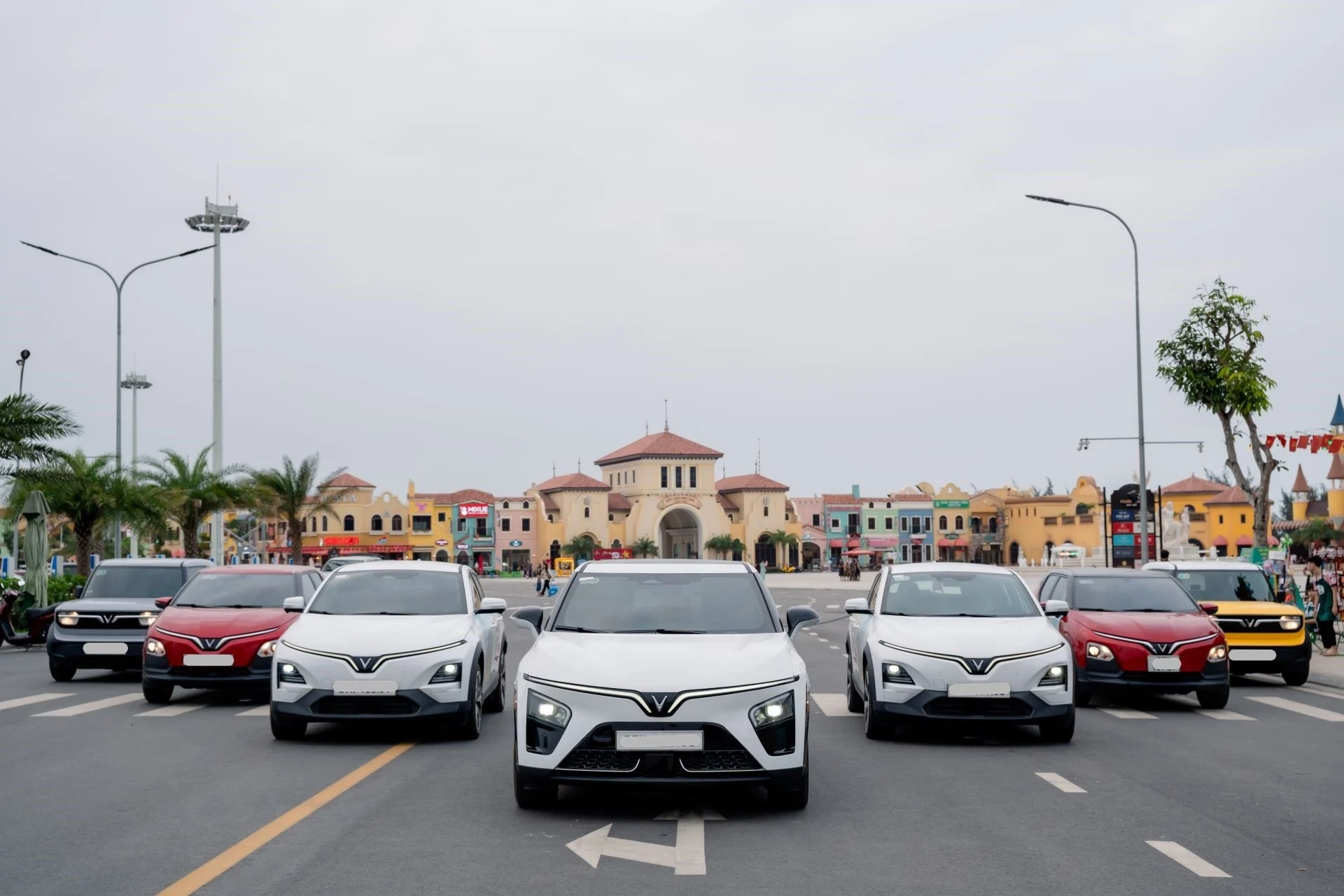 Dòng xe điện VinFast VF 5, VF 6, và VF 7 trên đường phố.