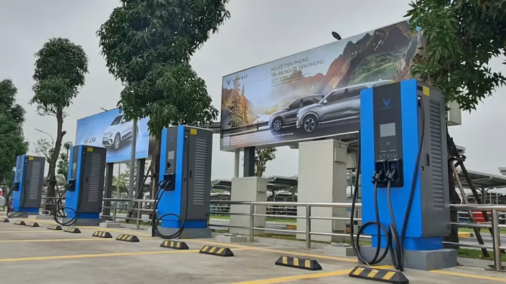 Tram Sac Vinfast 1 - Tương lai xanh: Vì sao nên chọn xe điện vào năm 2026? - VinFast Hưng Thịnh Phát Trạm sạc xe điện VinFast ngoài trời với nhiều trụ sạc nhanh hiện đại