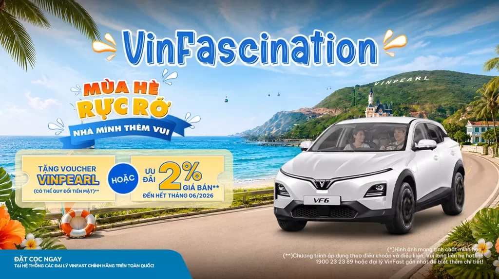 Banner quảng cáo VinFascination với xe điện VinFast VF 6 màu trắng chạy ven biển
