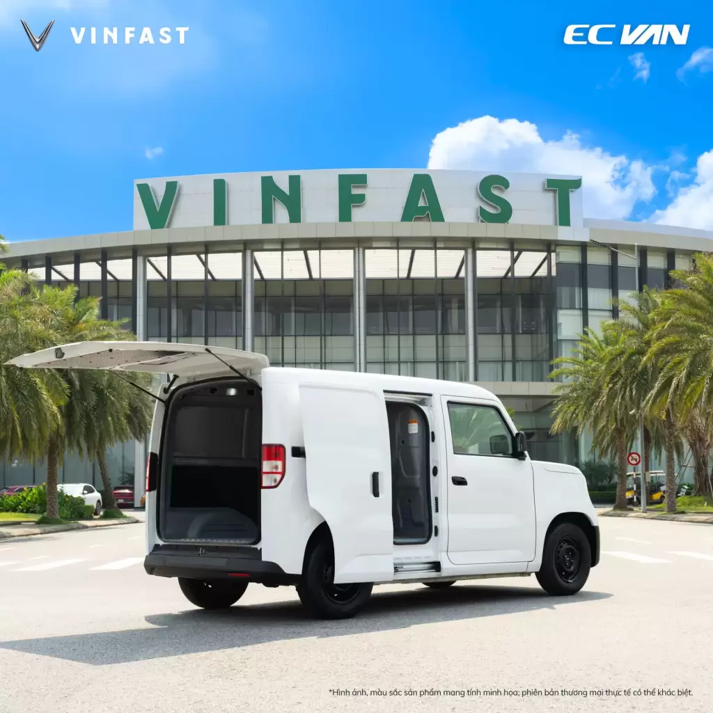 Xe tải điện VinFast EC Van màu trắng đang mở cửa lùa hông và cửa sau
