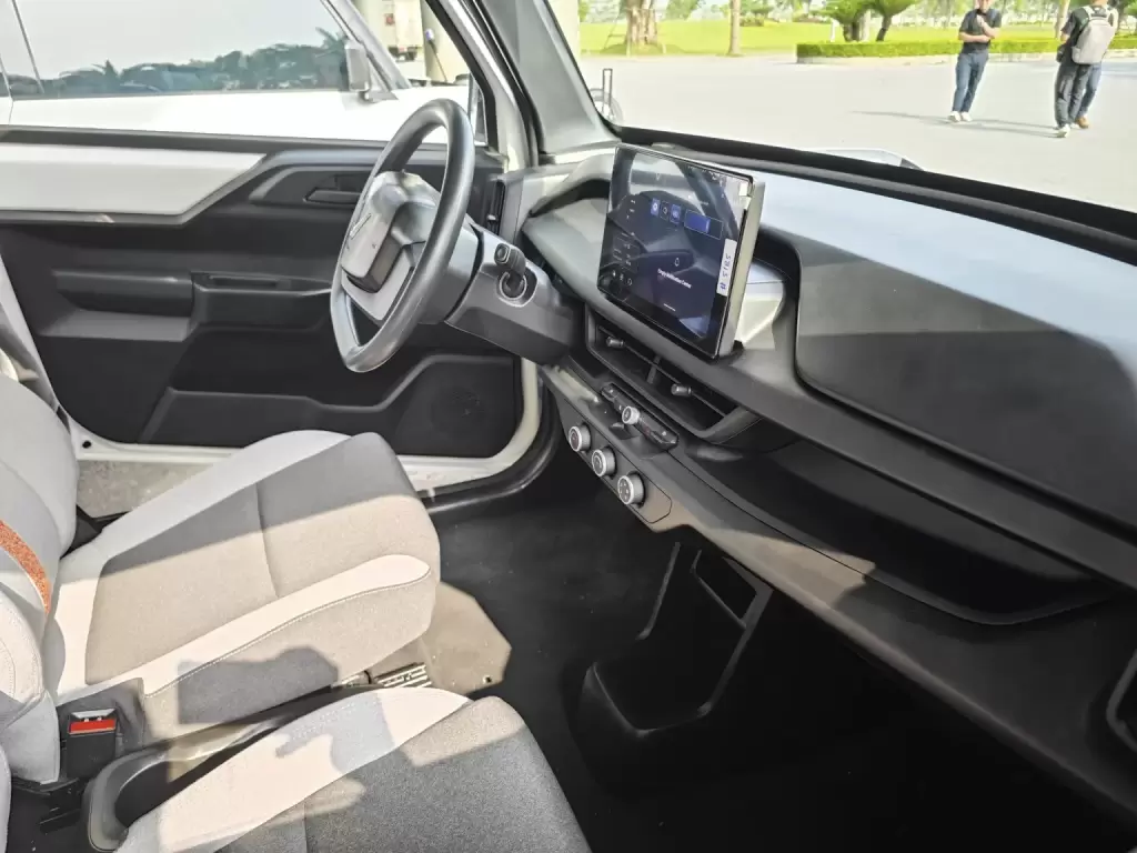 Góc nhìn khoang lái xe điện VinFast VF 3 cùng màn hình giải trí trung tâm
