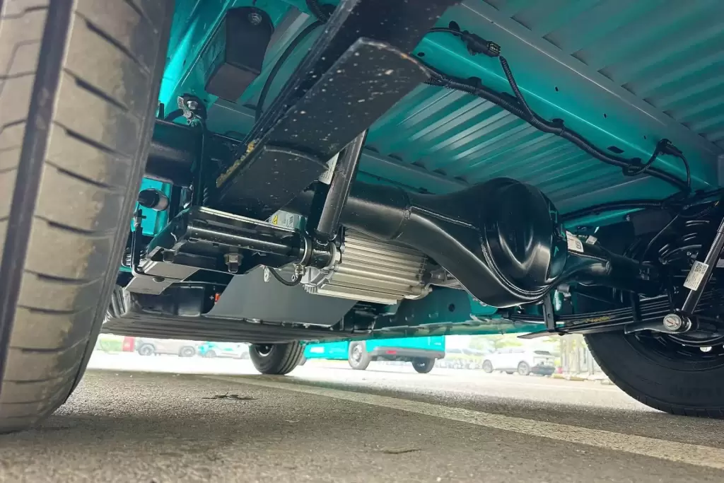Cận cảnh khung gầm và hệ thống treo nhíp lá xe tải điện VinFast EC Van