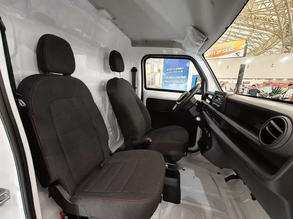 Nội thất cabin xe tải điện VinFast EC Van với hai ghế nỉ tối màu