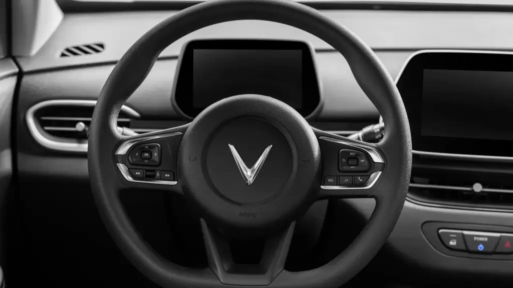 Vô lăng da VinFast VF 5 có logo V kèm nút điều khiển đa chức năng
