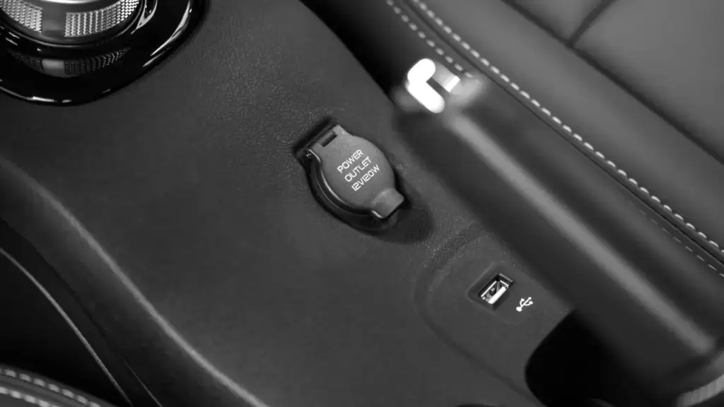 Cổng sạc 12V và USB nội thất xe điện VinFast VF 5