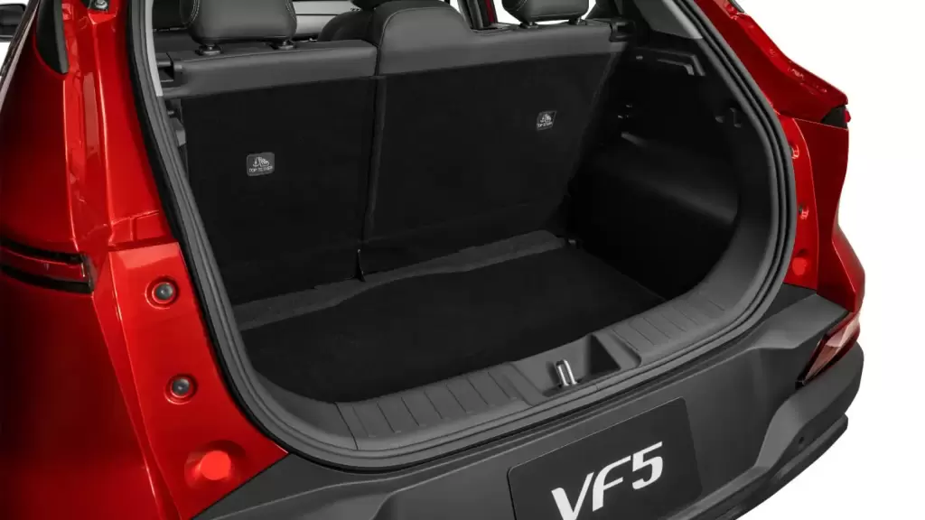 Cốp sau rộng rãi của VinFast VF 5 màu đỏ