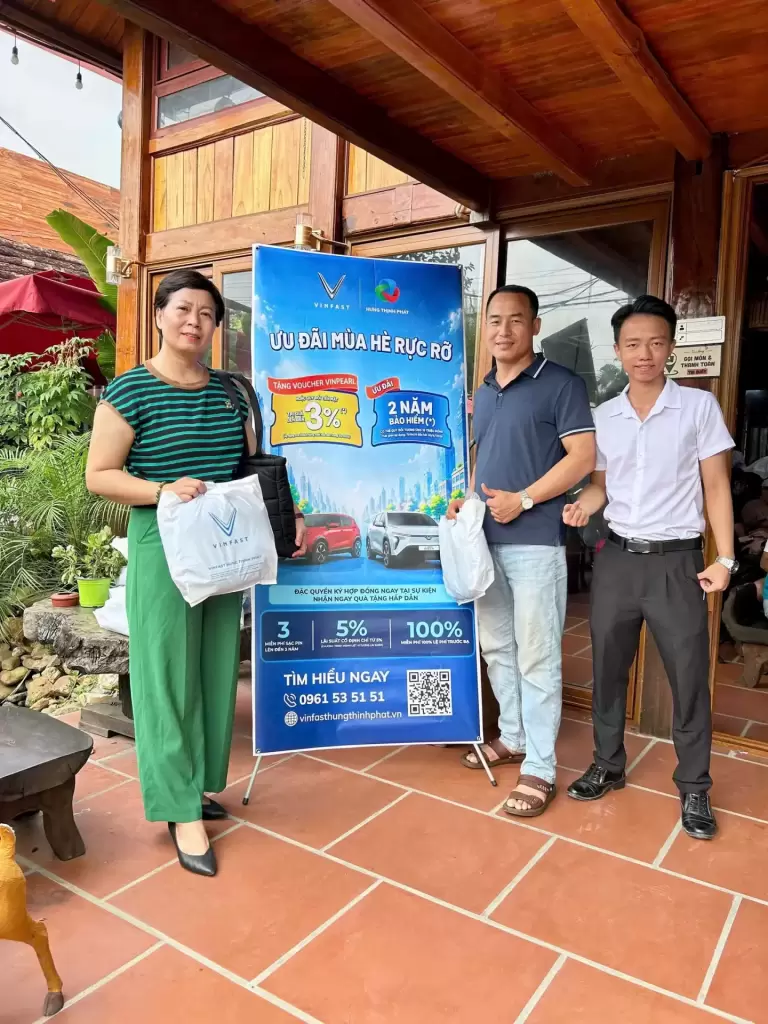 01e740fcfb247a7a23355 - Bùng Nổ Sự Kiện Lái Thử Của VinFast Hưng Thịnh PhátTại Cafe Mộc: 63 Lượt Trải Nghiệm, Chốt Ngay 02 Cọc Xe VF3 Và VF5 - VinFast Hưng Thịnh Phát Khách hàng nhận túi quà tặng bên standee khuyến mãi VinFast