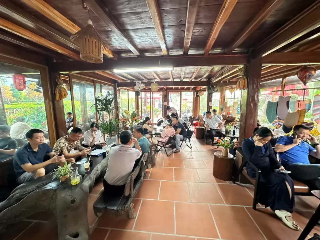 IMG 4210 - Bùng Nổ Sự Kiện Lái Thử Của VinFast Hưng Thịnh PhátTại Cafe Mộc: 63 Lượt Trải Nghiệm, Chốt Ngay 02 Cọc Xe VF3 Và VF5 tại Hưng Thịnh Phát Khách hàng đông đúc tham dự sự kiện lái thử xe điện VinFast tại Cafe Mộc