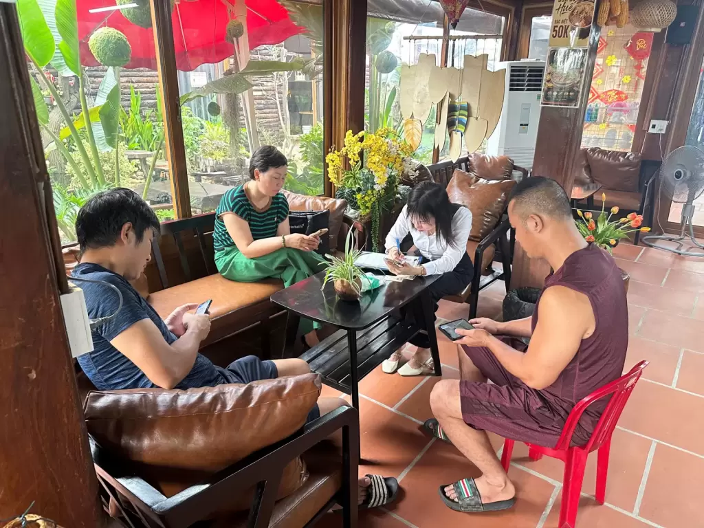 IMG 4217 - Bùng Nổ Sự Kiện Lái Thử Của VinFast Hưng Thịnh PhátTại Cafe Mộc: 63 Lượt Trải Nghiệm, Chốt Ngay 02 Cọc Xe VF3 Và VF5 - VinFast Hưng Thịnh Phát Tư vấn viên VinFast hướng dẫn khách hàng điền thông tin đăng ký tư vấn xe