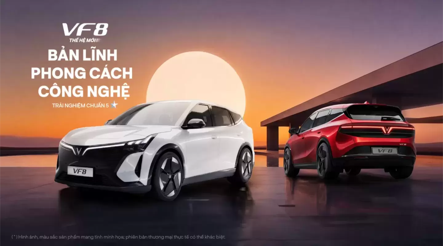 Hai xe ô tô điện VinFast VF 8 màu trắng và đỏ dưới hoàng hôn