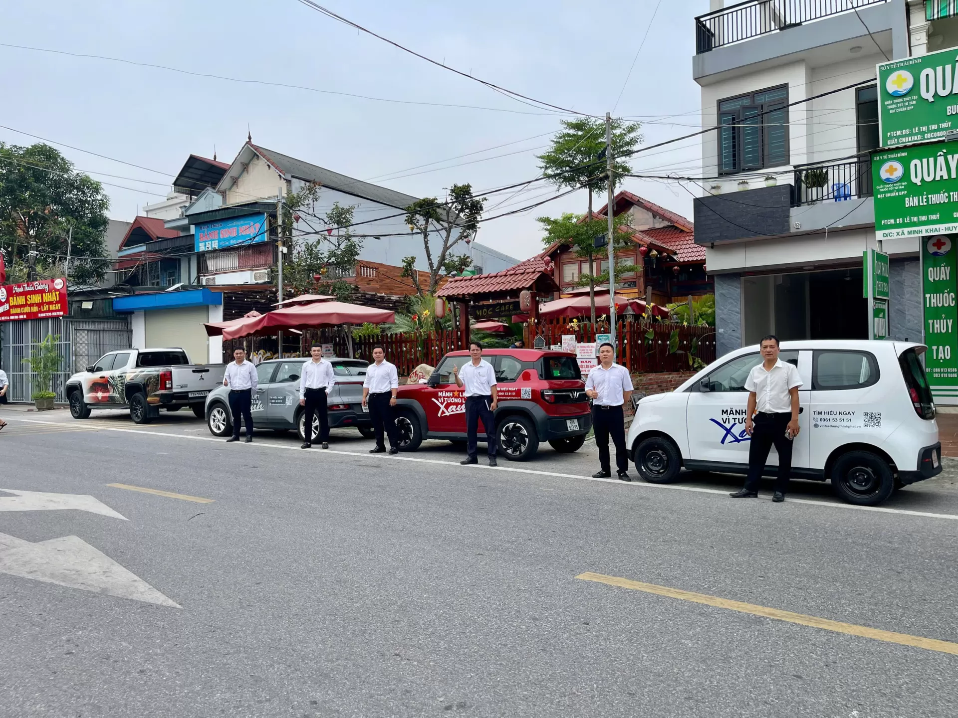 Đội ngũ tư vấn viên cùng dàn xe điện VinFast tại sự kiện lái thử