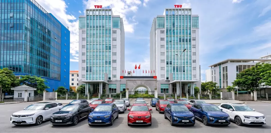 Truong Dai Hoc Thai Binh - Giá dầu thế giới tăng mạnh: Có nên chuyển sang xe điện VinFast để tối ưu chi phí sử dụng? - VinFast Hưng Thịnh Phát Dàn xe điện VinFast xếp hàng trước Trường Đại học Thái Bình
