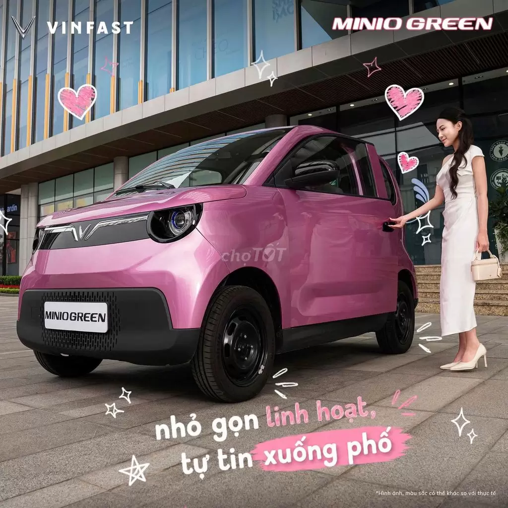 Xe điện VinFast VF 2 màu hồng nhỏ gọn thời trang bên nữ tài xế
