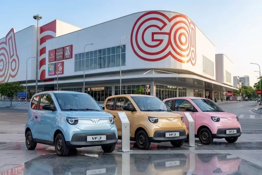 Ba chiếc xe điện VinFast VF 3 đa sắc màu đỗ trước trung tâm thương mại GO!