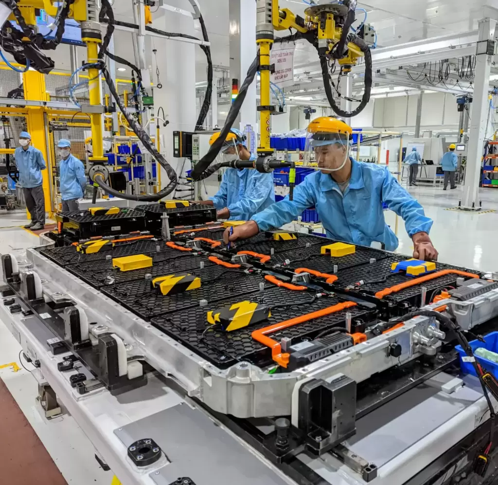 Pin Vinfast - SoC và SoH là gì? Cách hiểu tình trạng pin xe điện VinFast - VinFast Hưng Thịnh Phát Kỹ sư đang lắp ráp và kiểm tra bộ pin xe điện VinFast