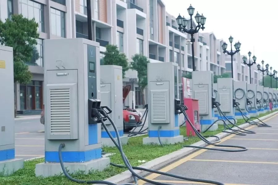 Tru Sac Xe Dien VinFast Tu 60KWWh Den 300KWh - Các loại trụ sạc VinFast V-Green: AC và DC, chọn loại nào? - VinFast Hưng Yên Hàng trụ sạc xe điện VinFast DC công suất lớn đặt ngoài trời