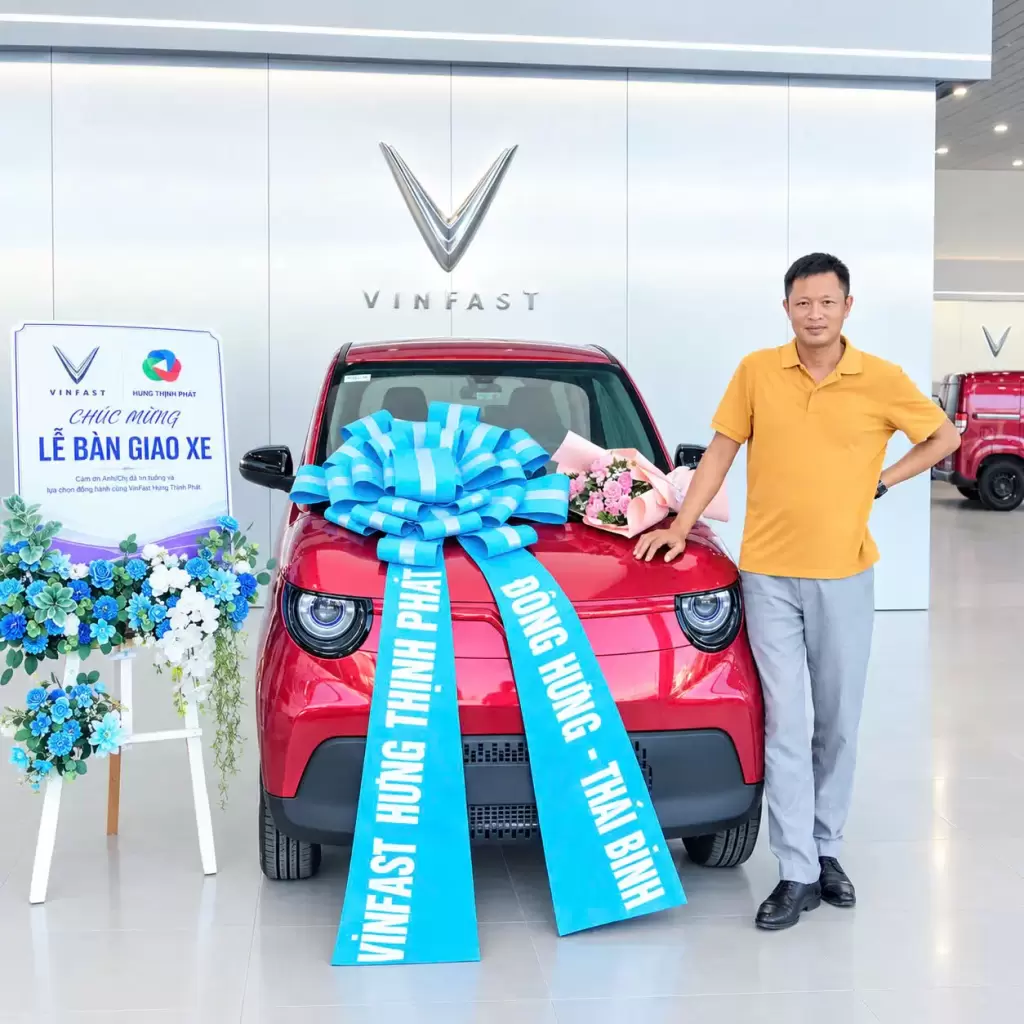 Cong Ty An Hung VF2 - Khách hàng nhận xe tháng 9/2026 tại VinFast Hưng Thịnh Phát - VinFast Hưng Thịnh Phát Khách hàng rạng rỡ bên chiếc VF 2 đầu tiên