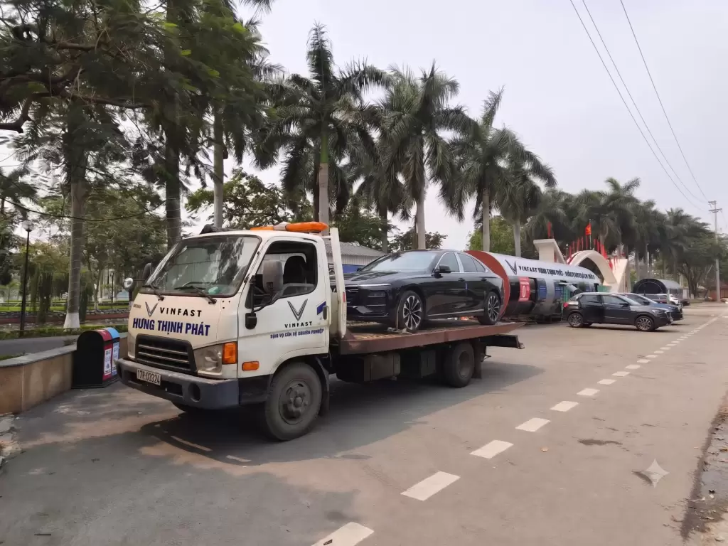 Xe chuyên dụng cứu hộ chở ô tô VinFast màu đen trên sàn trượt