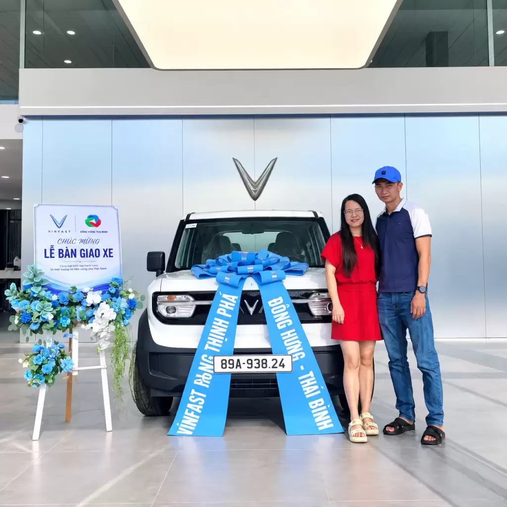 Khach Nguyen Ngoc Luu VF3 - Khách hàng nhận xe tháng 9/2026 tại VinFast Hưng Thịnh Phát - VinFast Hưng Thịnh Phát Khách hàng chụp ảnh kỷ niệm bên xe VinFast VF 3