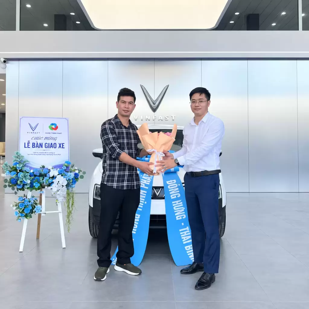 Nguyen Ba Lam VF5 - Khách hàng nhận xe tháng 9/2026 tại VinFast Hưng Thịnh Phát - Showroom VinFast Hưng Thịnh Phát Hưng Yên Khách hàng nhận hoa mừng bàn giao xe VinFast VF 5 màu trắng