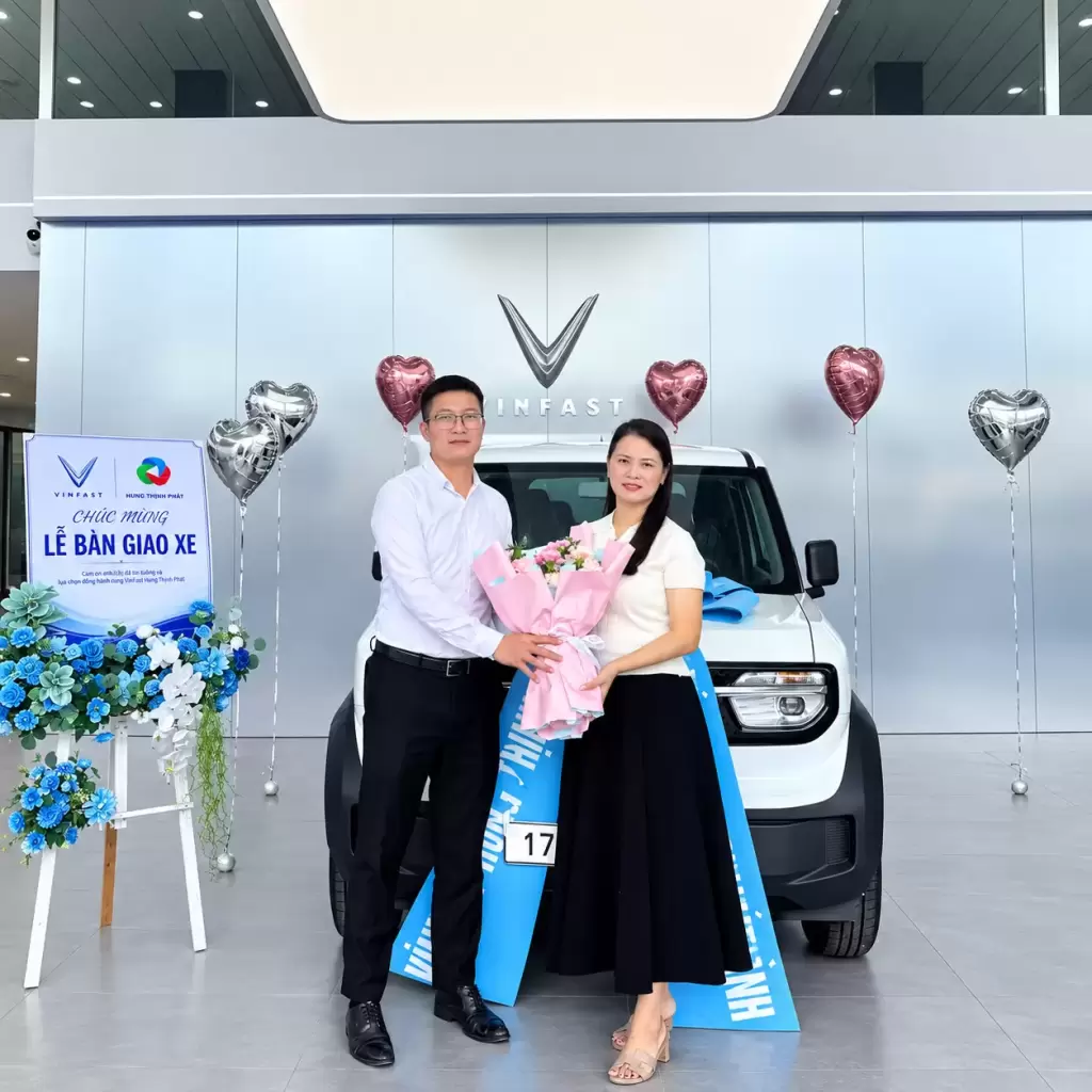 Nguyen Thi Huyen VF3 - Khách hàng nhận xe tháng 9/2026 tại VinFast Hưng Thịnh Phát Khách hàng nữ nhận hoa và xe điện VinFast VF 3 màu trắng