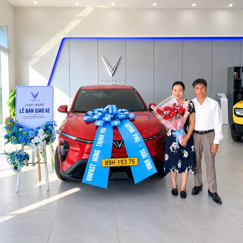Nguyen Xuan Nhi Limo Green - Khách hàng nhận xe tháng 9/2026 tại VinFast Hưng Thịnh Phát - VinFast Hưng Thịnh Phát Khách hàng nhận bàn giao xe điện VinFast trong không khí quan trọng