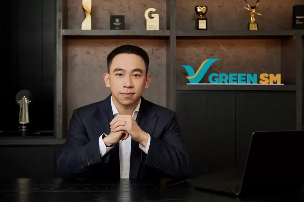 Chân dung ông Phạm Nhật Hoàng lãnh đạo Xanh SM ngồi tại bàn làm việc