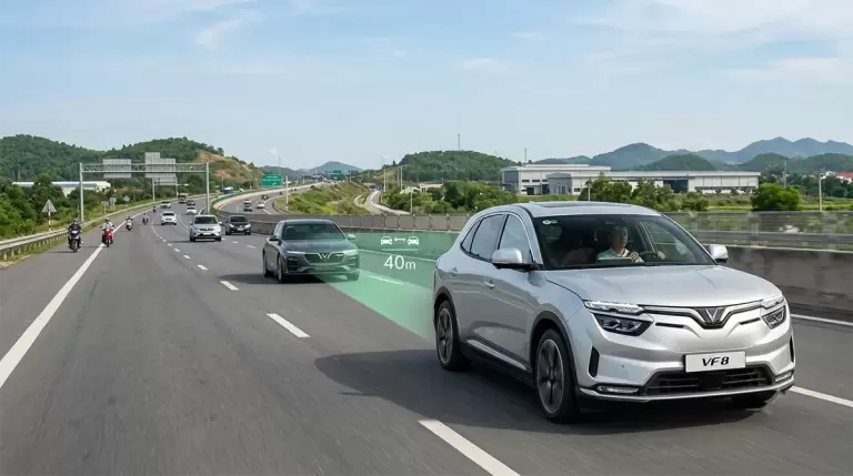 Xe điện VinFast VF 8 vận hành hệ thống kiểm soát hành trình thích ứng ACC
