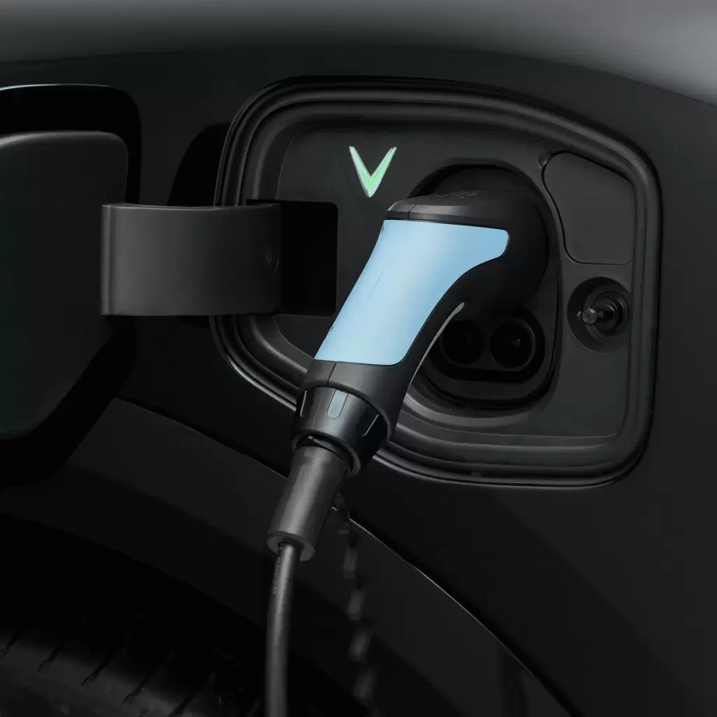 Bo Sac Di Dong Vinfast 2 2kw Slide 3 - Xe điện VinFast không nhận sạc: Nguyên nhân và cách xử lý - VinFast Hưng Thịnh Phát Cổng sạc ô tô điện VinFast cắm súng sạc với đèn báo chữ V phát sáng