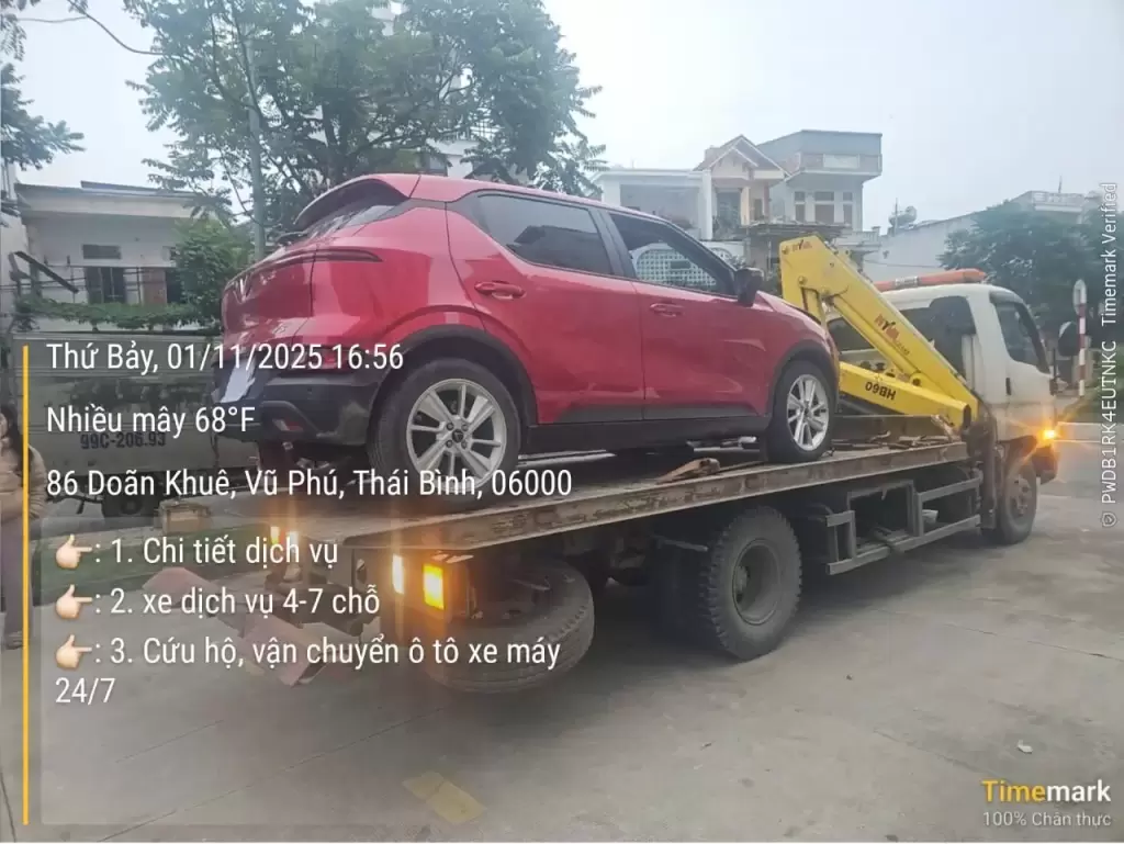 Xe điện VinFast VF 5 màu đỏ trên xe cứu hộ sàn trượt
