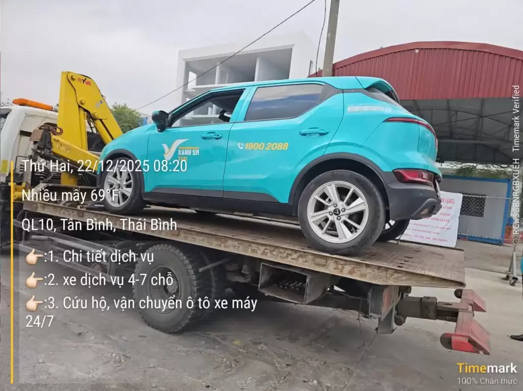 Xe ô tô điện VinFast Xanh SM được chở trên sàn xe cứu hộ