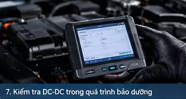 Kiem Tra Dc Dc Va He Thong Dien - Bộ chuyển đổi DC-DC trên ô tô điện VinFast tại Hưng Thịnh Phát Kỹ thuật viên dùng thiết bị chẩn đoán kiểm tra bộ chuyển đổi DC-DC ô tô điện