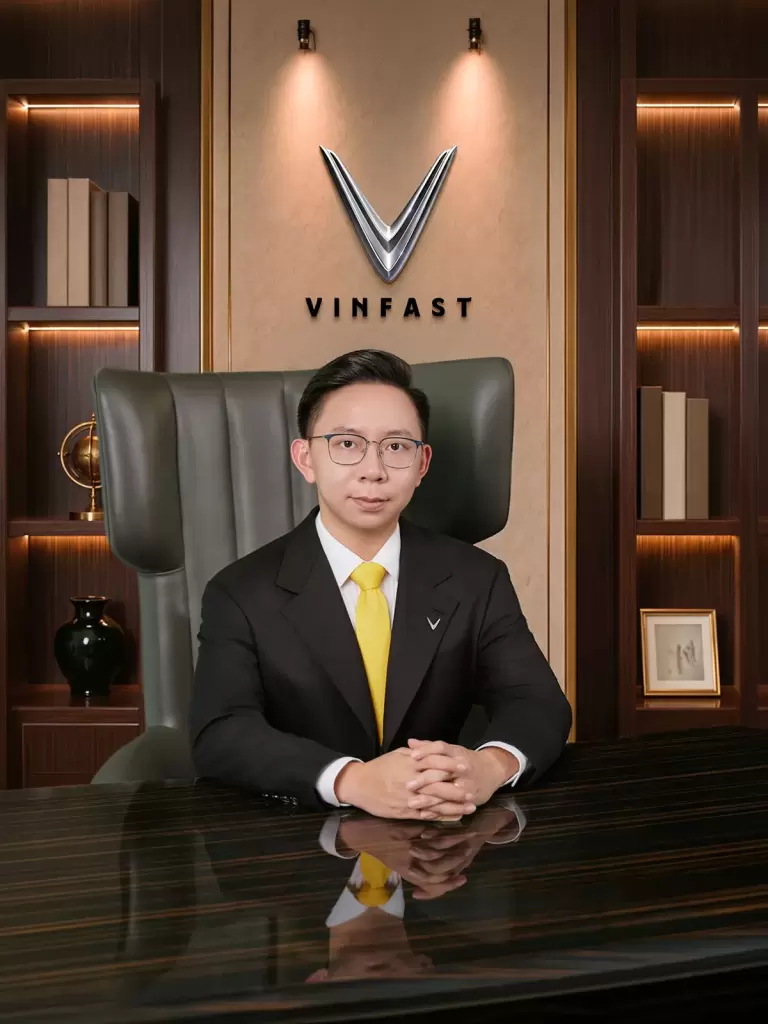 Chân dung lãnh đạo VinFast Phạm Nhật Quân Anh ngồi tại văn phòng làm việc