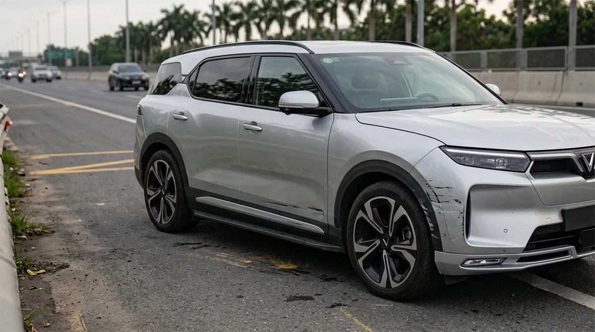 Xe điện VinFast màu bạc bị trầy xước phần đầu và hông sau va chạm