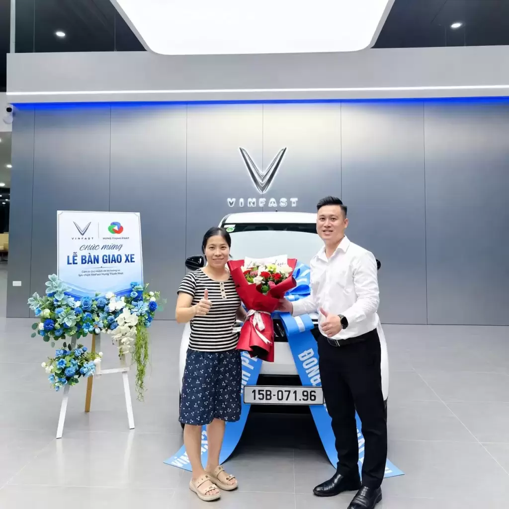 Vinfast Hung Thinh Phat Ban Giao Xe Thang 9 Mac Thanh Cong - Khách hàng nhận xe tháng 9/2026 tại VinFast Hưng Thịnh Phát tại Hưng Thịnh Phát Khách hàng nhận bàn giao xe VinFast tại Hưng Thịnh Phát tháng 9/2026