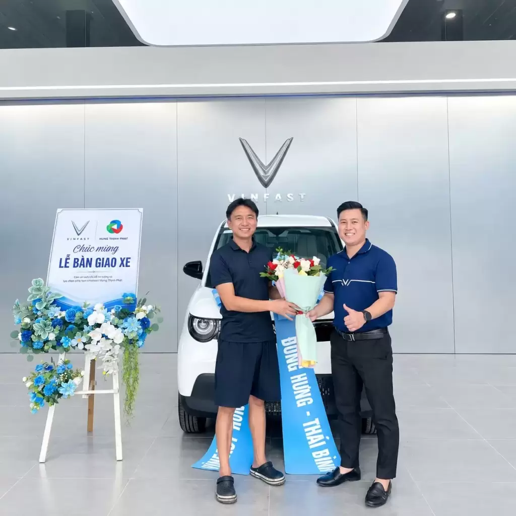 Vinfast Hung Thinh Phat Ban Giao Xe Thang 9 Nguyen Tuan Linh - Khách hàng nhận xe tháng 9/2026 tại VinFast Hưng Thịnh Phát Khách hàng nhận bàn giao xe điện VinFast VF 3 màu trắng