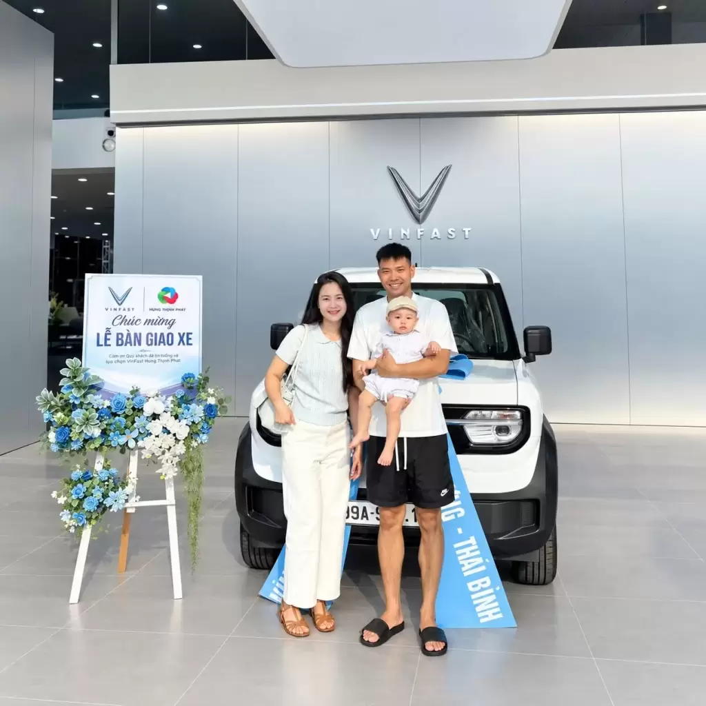 Vinfast Hung Thinh Phat Ban Giao Xe Thang 9 Pham Gia Khanh - Khách hàng nhận xe tháng 9/2026 tại VinFast Hưng Thịnh Phát - VinFast Hưng Yên Gia đình khách hàng nhận bàn giao xe VinFast tại showroom Hưng Thịnh Phát