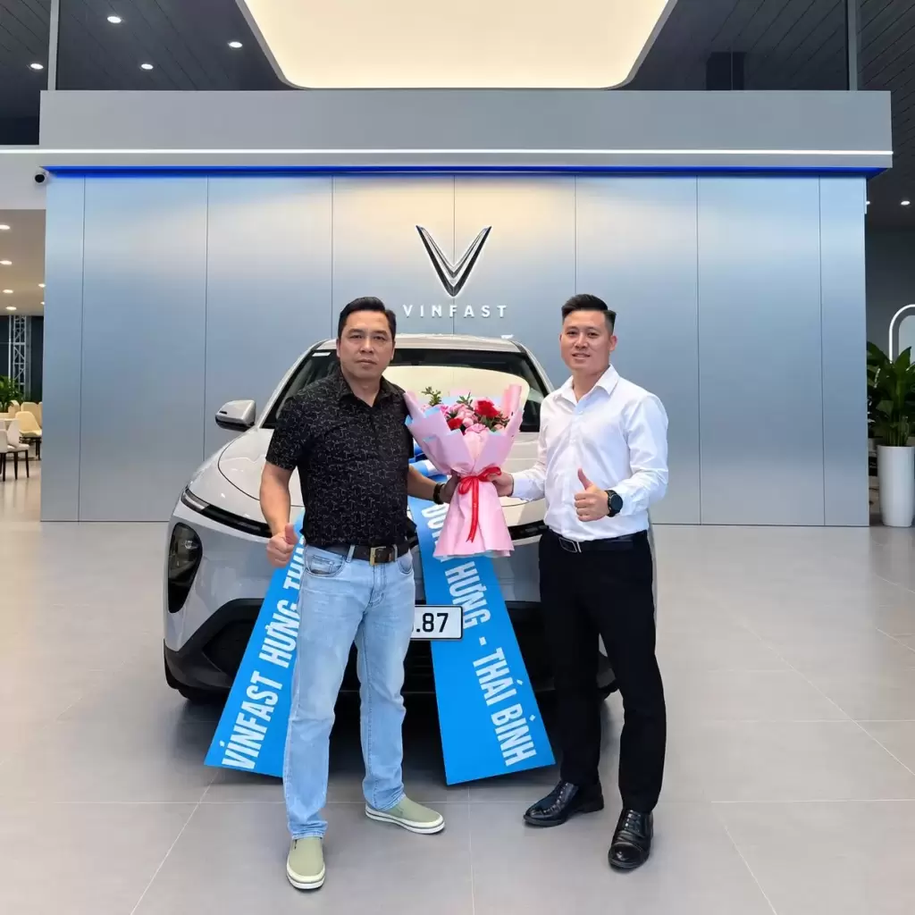 Vinfast Hung Thinh Phat Ban Giao Xe Thang 9 Trinh Van Thanh - Khách hàng nhận xe tháng 9/2026 tại VinFast Hưng Thịnh Phát - Showroom VinFast Hưng Thịnh Phát Hưng Yên Khách hàng nhận hoa chúc mừng bàn giao xe điện VinFast màu trắng tại showroom