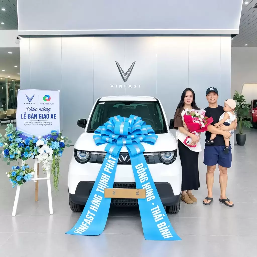 Vinfast Hung Thinh Phat Ban Giao Xe Thang 9 Vu Hoang Tung - Khách hàng nhận xe tháng 9/2026 tại VinFast Hưng Thịnh Phát - VinFast Hưng Thịnh Phát Gia đình hân hoan nhận bàn giao xe điện VinFast VF 3 màu trắng