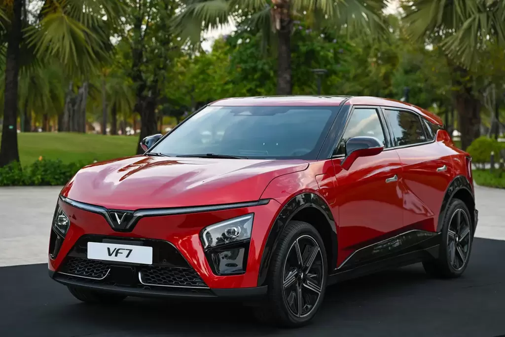 Xe điện VinFast VF 7 màu đỏ nổi bật với phong cách thể thao hiện đại